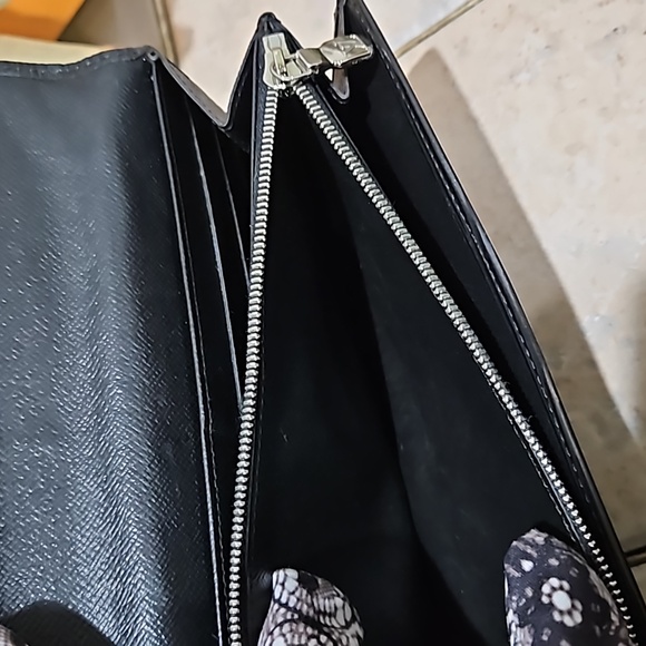 Louis Vuitton Black Epi Leather Sarah Wallet CA4039 GUC - Picture 15 of 17